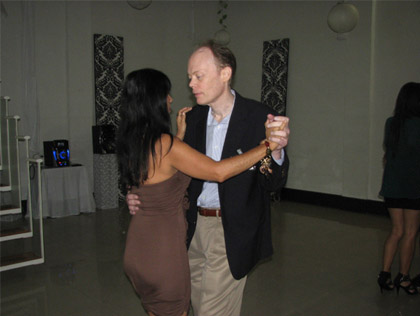 A foreign man dancing with a Colombiana