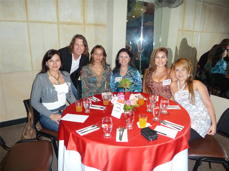 A group photo of a client and single women of Colombia